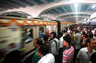 Packed Kolkata Metro Rake Completes Run with Door Open, 3 Railway Staff Guard it