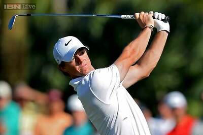 Rory Mcllroy still alive in Sydney despite mid-round collapse