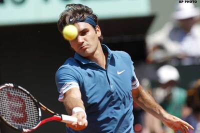 Federer beats Wawrinka to reach French QFs