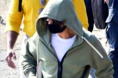 Shah Rukh Khan Snapped Boarding Speed Boat in Mumbai, Check Out the Pics