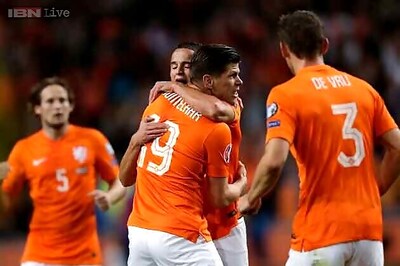 Dutch beat 10-man Kazakhstan with late goals in Euro Qualifiers
