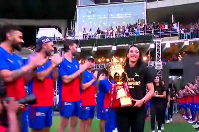 RCB Unbox: Virat Kohli and Co. Give Smriti Mandhana's WPL Champions Guard of Honour | WATCH