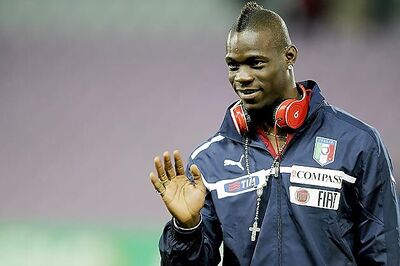 Balotelli to sit out Italy friendly with back pain