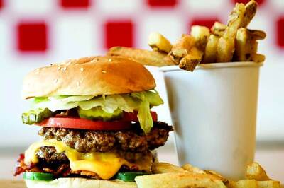 Pune Man Eats Burger with Broken Glass Pieces at Popular Eatery, Spits Blood