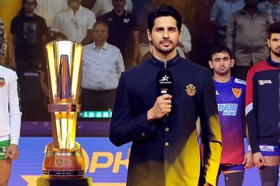 Sidharth Malhotra Sings National Anthem at Pro Kabaddi League Play-Offs, Video Goes Viral