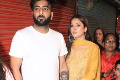 Shehnaaz Gill Seen Touching Sidharth Shukla's Tattoo During Lalbaugcha Raja Visit; Fans in Tears