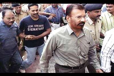 CBI questions fake encounter suspect Vanzara over his resignation
