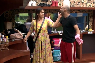 Bigg Boss 11: Akash Dadlani On Forcibly Kissing Shilpa Shinde: 'I'm 24 and She's 40, So I Only Look At Her As a Big Sister'