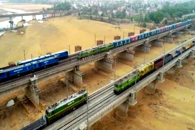 On Son River Bridge, Railways Runs 5 Trains Simultaneously