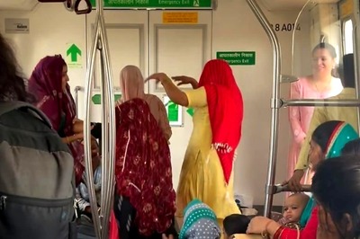 Video Of Women Singing And Dancing Inside Delhi Metro Leaves Internet 'Speechless'