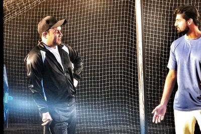 Virender Sehwag Gives Cricketing Tips To Inside Edge Actor Tanuj Virwani