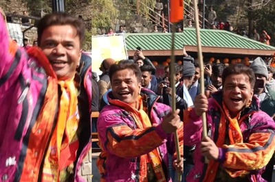 Rajpal Yadav Celebrates Ram Mandir Inauguration By Dancing With A Saffron Flag In Ayodhya; Watch Viral Video