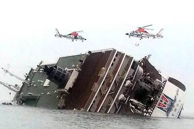 Divers enter South Korean ferry in the hunt for survivors