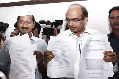 Kejriwal alleges DLF paid off Vadra, Sonia says my son-in-law is clean