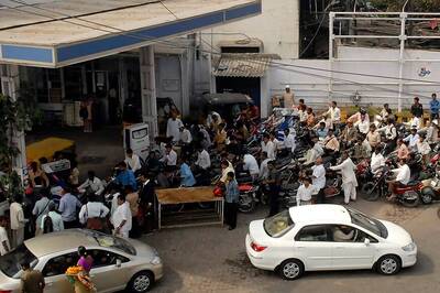 People Rush to Buy Fuel as Expiry of Old Rs 500 Notes End Midnight