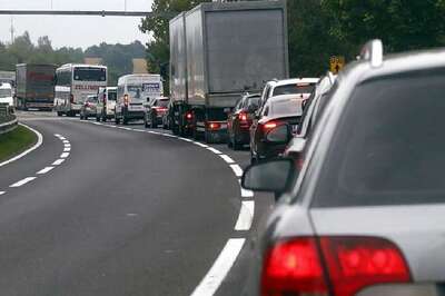 Australia to Build Superhighway With Free Charging Stations Beside Great Barrier Reef