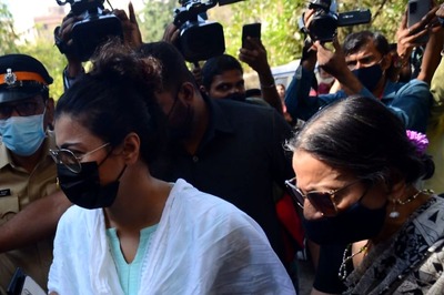 Kajol Protects Tanuja, Asks Media To Move As They Get Mobbed Outside Bappi Lahiri's House. Watch Video