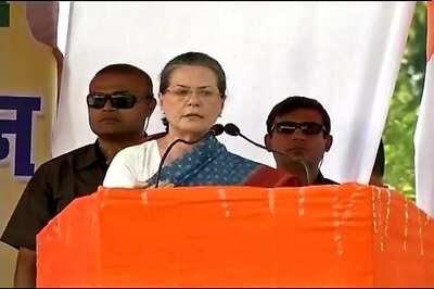 Sonia attacks PM for criticising rivals on foreign soil