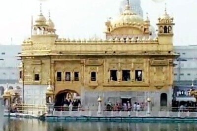 Sikh group ignores warning, takes on travel to Pakistan