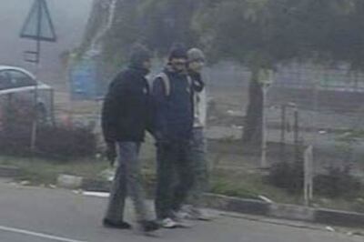 Delhi shivers at 5.5 degrees, commuters battle fog