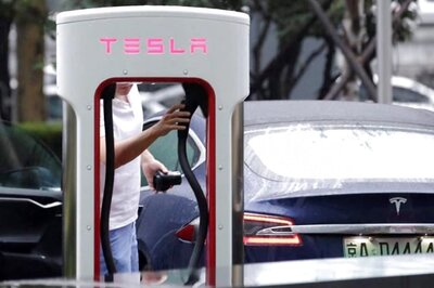 Tesla Autopilot Crash Inquiry Expanded by US Safety Officials