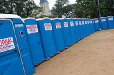 Hundreds flock to toilet to see art