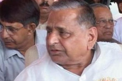 Mulayam-DM spat case: EC serves notice to SP chief