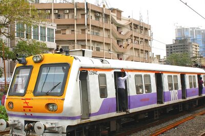 Indian Railways to Carry Out Jumbo, Mega Block in Mumbai Today; Check Local Train Timings, Route Details