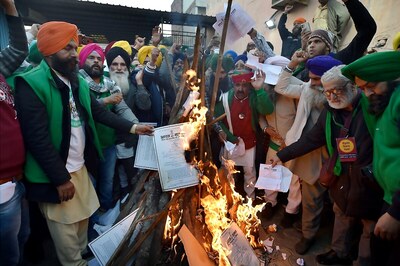 'This Lohri Filled with Struggle': Protesting Farmers Burn Over 1 Lakh Copies of Farm Laws at Delhi Borders