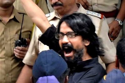 Bal Thackeray backs Aseem, but raps him too