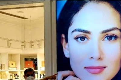 Mira Rajput Shares Picture of Proud Parents as They Spot Her Poster in a Mall