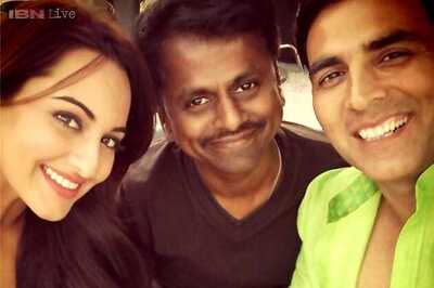 Snapshot: Off-screen chemistry! Sonakshi Sinha and Akshay Kumar have fun filming 'Holiday'