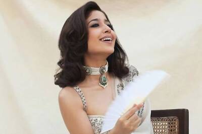 Actress Shweta Tripathi's Grey-white Saree Is Perfect Wedding Wear