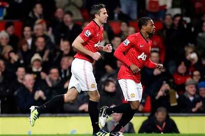 Van Persie strike keeps Manchester United on top