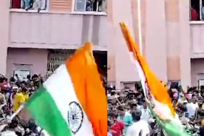 Gadar 2 Frenzy: Viral Video Shows Massive Crowd Hoisting Indian Flag Outside Single Screen in Bihar