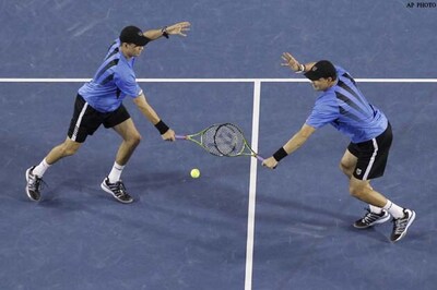 Bryan twins keep US hopes alive against Spain