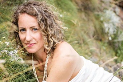 Meet The 'Ecosexual' Woman From Canada, Who Is In Love With An Oak Tree