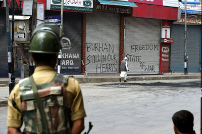 J&K Continues to be on the Edge, Politicians Go into Hiding