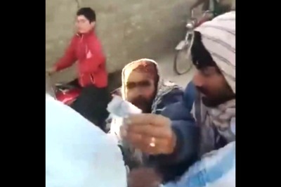 Pakistan: People Chase Truck Carrying Flour Amid Deepening Food Crisis | WATCH