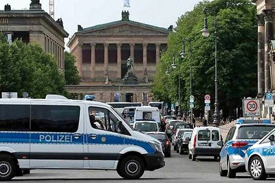 Police Shoot Knife-wielding Man at Berlin Cathedral, 'Terror' Ruled Out