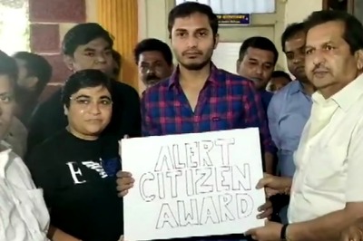 Mumbai BJP Chief Felicitates Cab Driver Who Took Poet to Cops After Overhearing Talk of Anti-CAA Stir