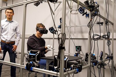 Mark Zuckerberg Shows Off New VR Gloves in His Visit to Oculus Lab