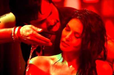 Sunny Leone is Too Hot To Handle in Baadshaho Raunchy Song Piya More