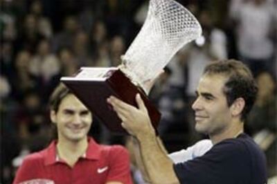 Sampras stuns Federer in final exhibition match