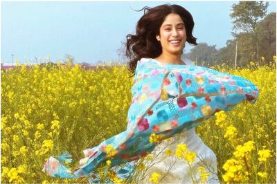 Janhvi Kapoor Shops for Phulkari Dupatta in Punjab, Strikes Filmi Poses in Sarson Ke Khet