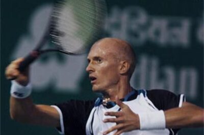 Davydenko advances, Wawrinka loses at Chennai Open