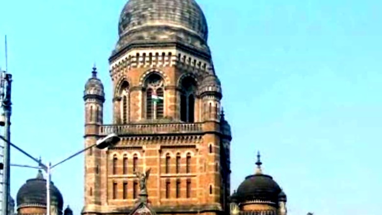 Mumbai Civic Body Slaps Rs 10,000 Fine on Man Who Dumped Trash in Sea Near Gateway of India