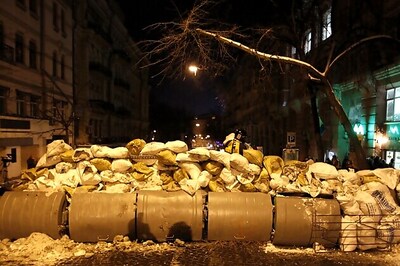 New clashes as Ukraine's president tries to tempt opposition