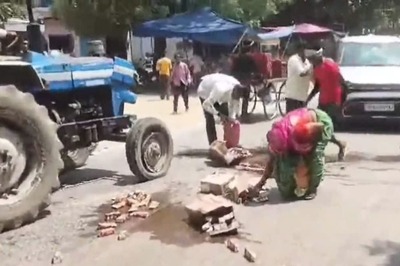 Mass Looting of Liquor Ensues in Agra as 30 Boxes Fall Off Truck During Transport, Video Goes Viral