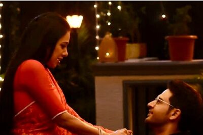 Anuj Kapadia Goes Down on One Knee To Propose Anupama On Valentine's Day, Fans Say 'Finally!!!'